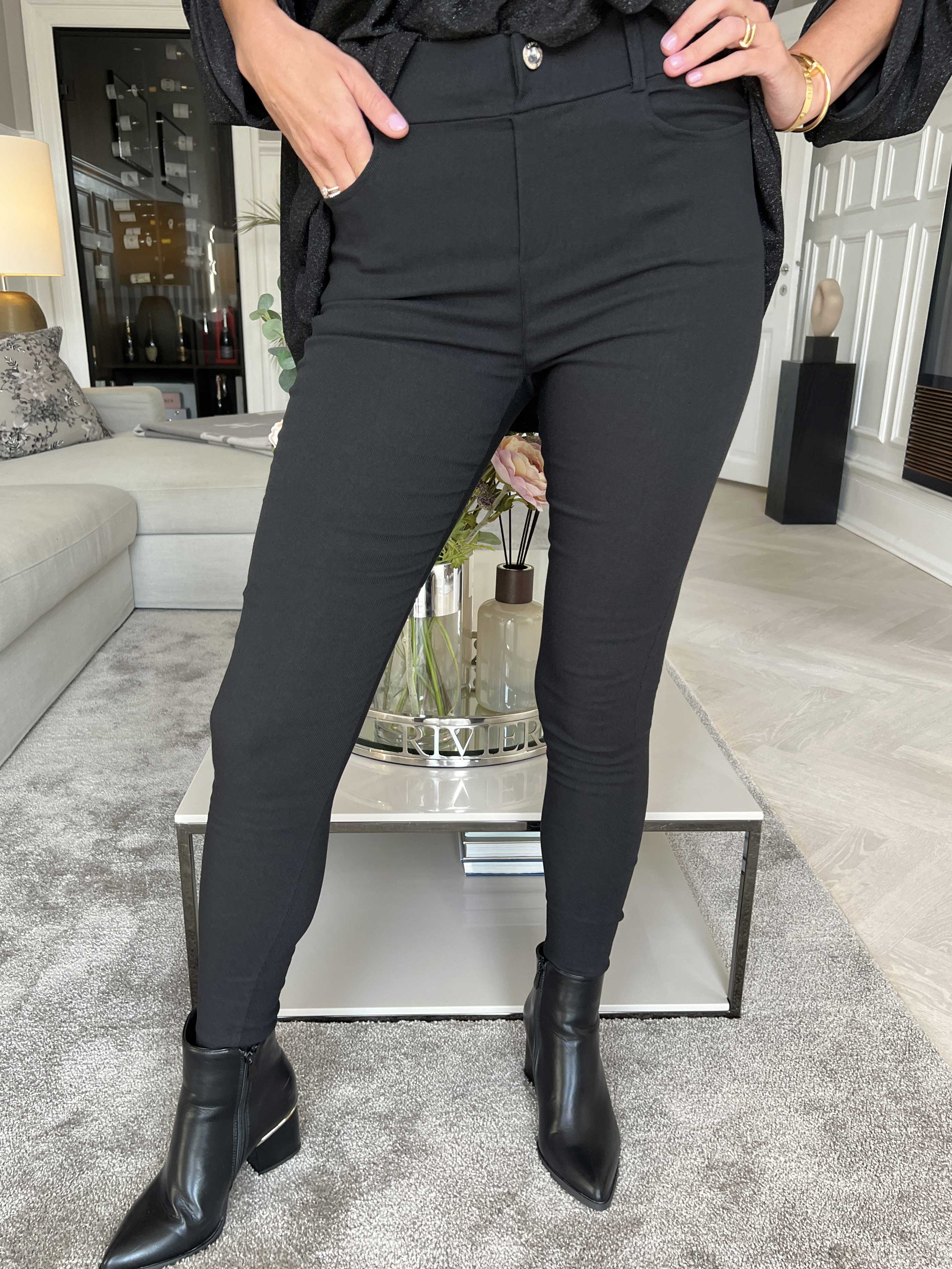 Adelita - Svarta simpla byxor med resår i midjan